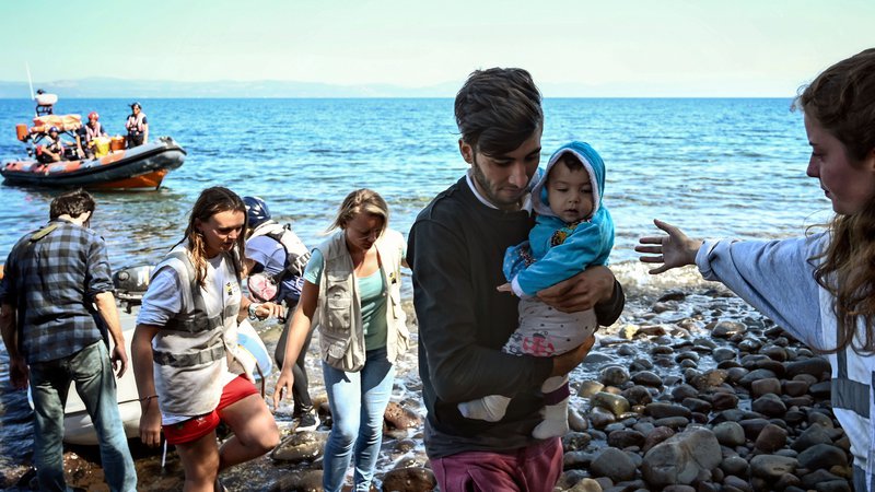 Fotografija: Migrante na grškem otoku Lezbosu pričakajo humanitarni delavci, to je zgolj ena od mnogih postaj na dolgi balkanski poti. Foto AFP