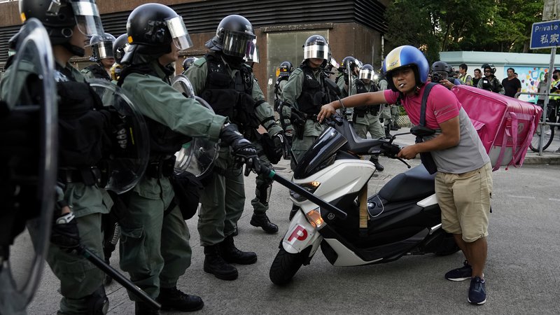 Fotografija: Policija je nameščena na mestih, kjer so napovedani protesti. FOTO: Aly Song/Reuters