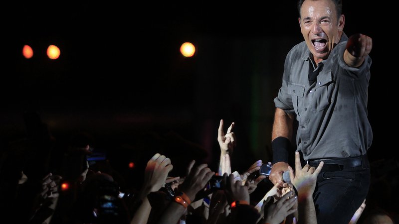 Fotografija: Bruce Springsteen je unikaten v tem, kako se zna vživeti v ljudi pod odrom. FOTO: Reuters 