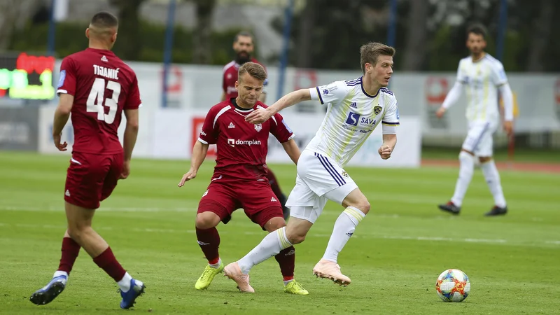 Fotografija: Mariborčani so v Kranju dosegli četrto zaporedno zmago v 1. SNL, prvi gol pa je zabil Aleks Pihler (desno). FOTO: Jože Suhadolnik/Delo