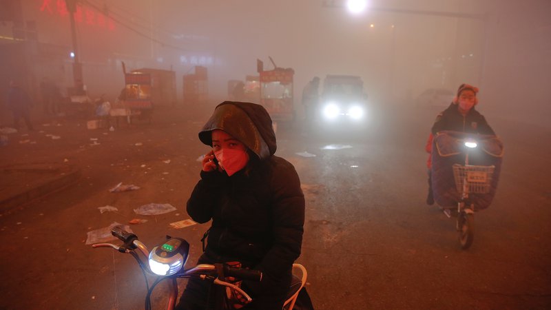 Fotografija: Kitajski izpust ogljikovega dioksida se je v letu 2018 povečal za 2,3 odstotka in se bo v skladu z zdaj veljavno politiko povečeval vse do leta 2030. FOTO: Damir Sagolj/Reuters