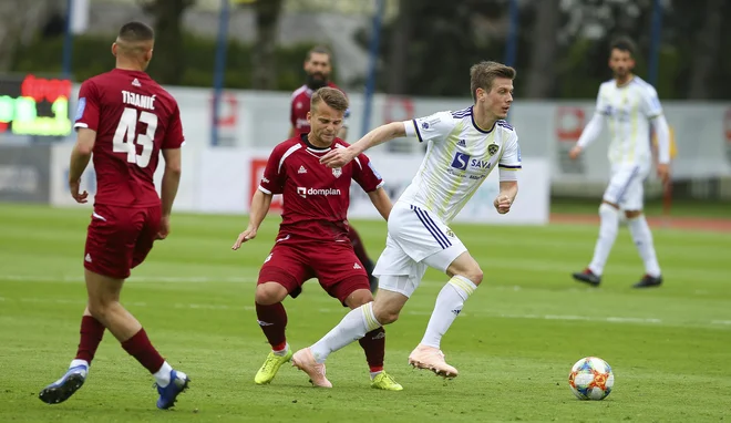 Aleks Pihler (desno) je načel kranjsko mrežo. FOTO: Jože Suhadolnik/Delo