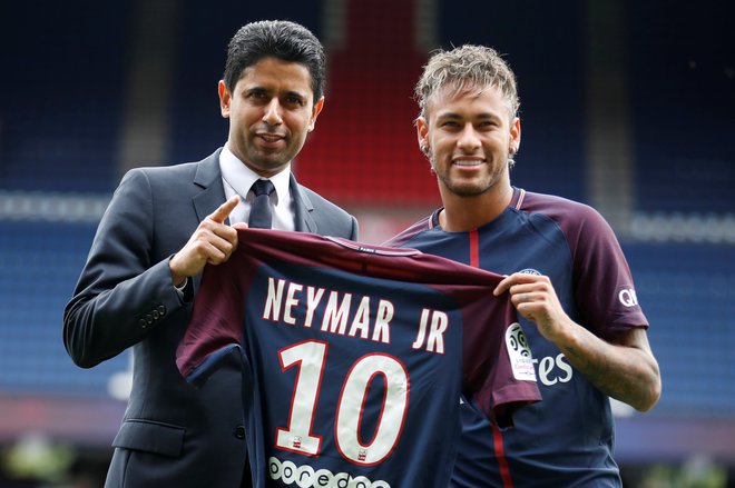 Nasser Al-Khelaifi in Neymar, za katerega je PSG plačal 222 milijonov evrov Barceloni. FOTO: Reuters