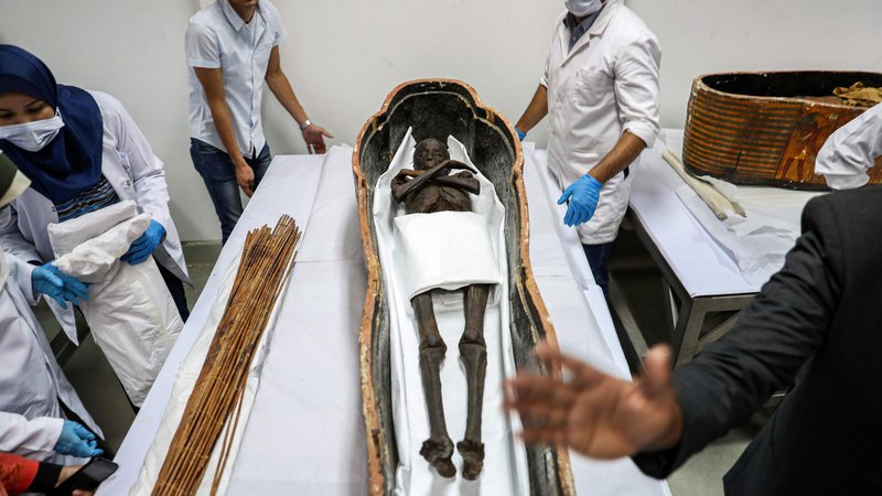 Fotografija: V Nacionalnem muzeju egipčanske civilizacije v Kairu so arheologi odprli sarkofag s starogrško mumijo Sennedjema, obrtnika, ki je živel med vladanjem faraonov Seti I in Ramesses II (13.-12. Pr. N. Št.). FOTO: Mohamed El-shahed/AFP