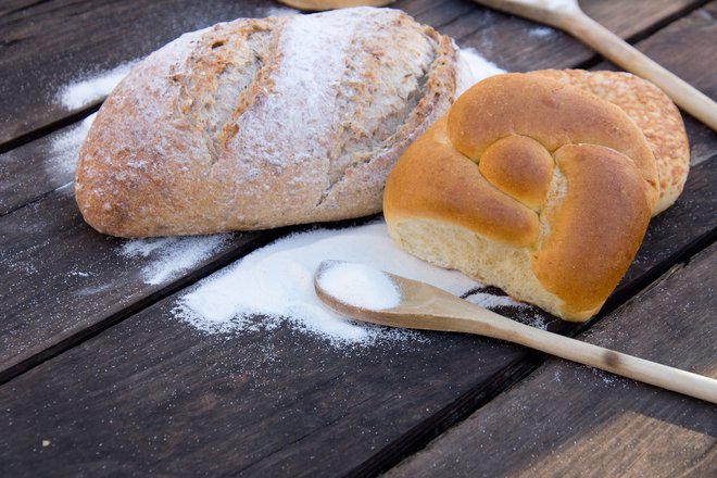 Že samo z dvema kosoma kruha človek dobi za ves dan dovolj soli. FOTO Shutterstock