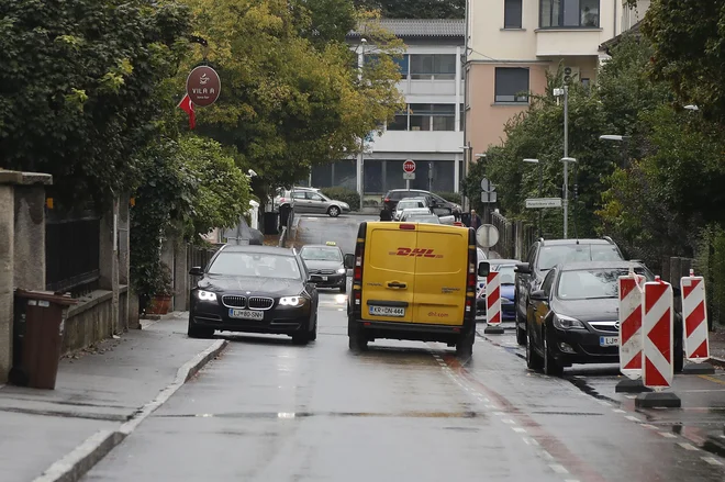 Del Livarske je zaradi prenove Parmove postal dvosmerna cesta. Ta sprememba že spravlja voznike v obup.  FOTO: Leon Vidic