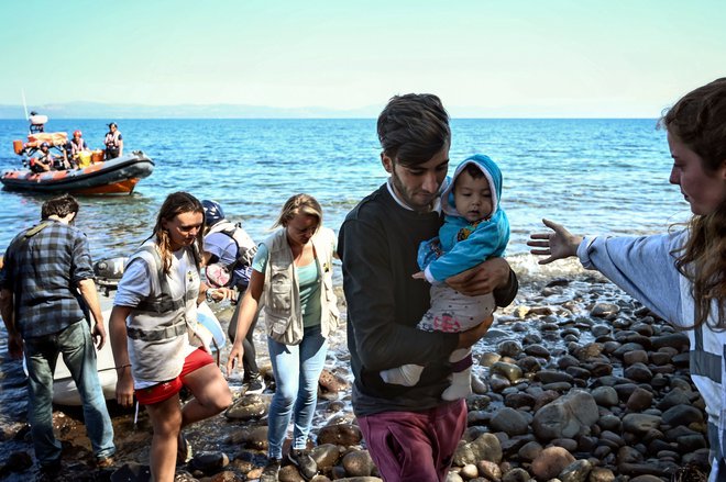 Osnovna ideja je, da bi se »koalicija voljnih« držav članic strinjala glede porazdelitve migrantov, ki pridejo v Italijo in Malto, in sicer bi jih samodejno in hitro prerazporedili po EU, brez ugovorov katere od držav. FOTO: Aris Messinis/AFP