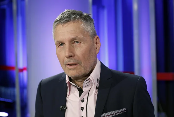 Politik in novinar Bojan Požar je razvil poslovni model, ki je predvsem državna podjetja prepričal, da mu je bolje plačati za tako imenovano oglaševanje na njegovem senzacionalističnem portalu, kot da Požar dela škodo podjetju s polresnicami, namigovanji