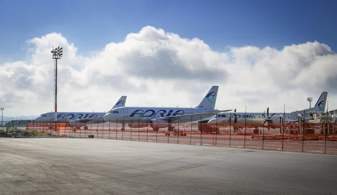 Letala Adrie Airways so včeraj in danes večinoma na tleh, napovedali so le let iz Frankufrta v Ljubljano in danes nazaj v Frankfurt. Menda so letele posadke z letali, ki jih Adria posoja drugim letalskim družbam. FOTO: Jože Suhadolnik