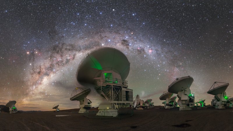 Fotografija: Na 5000 metrov visoki planoti Chajnantor na severu Atakame stoji največji observatorij na svetu ALMA (Atacama Large Milimeter Array). Sestavlja ga 66 teleskopov s premerom 12 metrov, s katerimi astronomi lahko opazujejo orjaške meglice, ki se oblikujejo v zvezde, ter galaksije na samem robu vidnega vesolja. Foto ESO