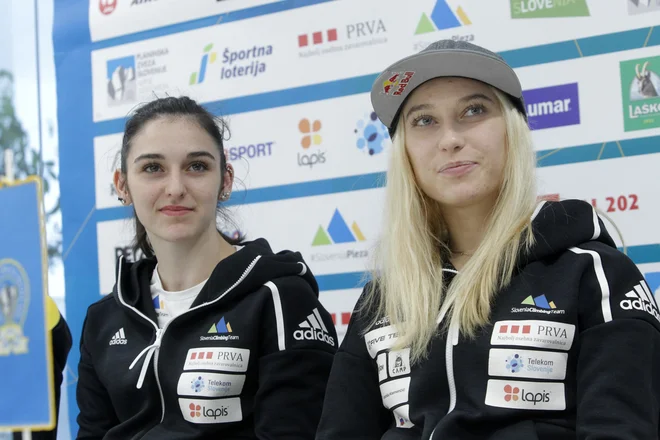 Janja Garnbret (desno) in Mia Krampl se bosta po svetovnem prvenstvu, na katerem je Korošica osvojila tri naslove, Gorenjka pa srebro v težavnosti, konec tedna skupaj s sotekmovalci predstavili v Kranju. FOTO: Mavric Pivk/Delo