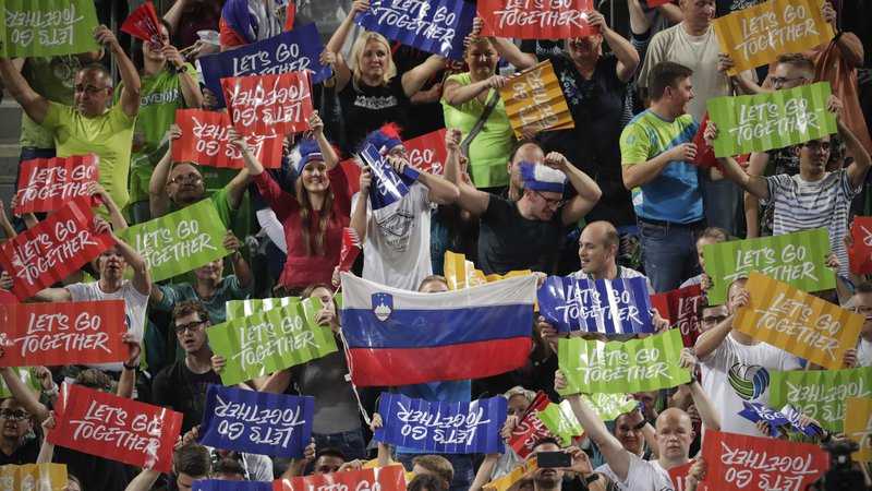 Fotografija: Slovenskim navijačem imajo voljo še dobrih 2500 vstopnic za polfinalni dvoboj s Poljsko. FOTO: Uroš Hočevar/Delo