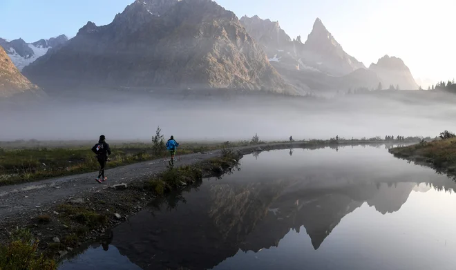 V Courmayeurju v Italiji naseljena območja niso ogrožena, ledenik pa grozi, da se bo zrušil na gorske ceste in planinske koče. FOTO: Jean-Pierre Clatot/AFP