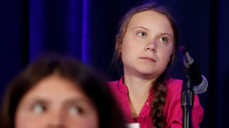 Fotografija: Greta Thunberg je avgusta lani začela ob petkih protestirati pred švedskim parlamentom z zahtevami po nujnem ukrepanju proti podnebnim spremembam. FOTO: Shannon Stapleton/Reuters