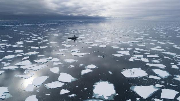 Ameriški znanstveniki na ledeni plošči. Pojasniti želijo povezave med taljenjem morskega ledu na Arktiki in lokalnimi ekosistemi. V okviru raziskav odvzemajo vzorce ledu, merijo debelino ledu in snega ter lastnosti vodnega stolpca pod ledom. FOTO: Christi