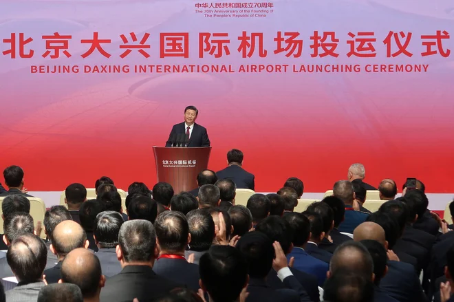 Kitajski predsednik Xi Jinping je danes odprl novo letališče presežnikov. FOTO: Staff/ Reuters