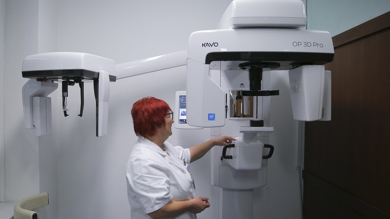 Fotografija: Novi zobni rentgen 3D bo olajšal diagnostiko in operacije zobozdravnikom na ljubljanski stomatološki kliniki. FOTO: Jože Suhadolnik/Delo