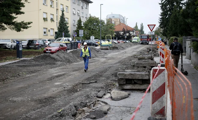 S prenovo prometno obremenjene Parmove se bo število parkirišč ob cesti bistveno zamnjšalo. FOTO: Blaž Samec/Delo