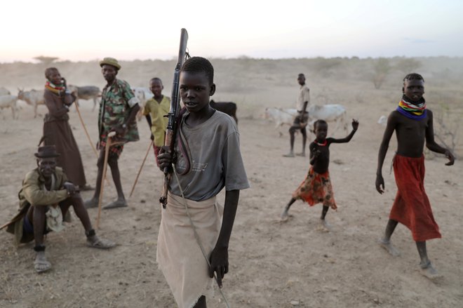 Mladi bojevnik Turkana prispe z živino v naselje Ilemi. FOTO: Goran Tomasević/Reuters