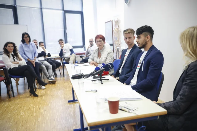 Fernando Insoila (prvi z desne) in njegovi kolegi v Iniciativi 300 Italia nameravajo vztrajati, da bodo lahko opravljali poklic, za katerega so se izobraževali.