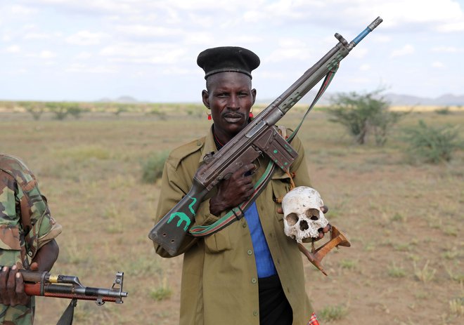 Bojevnik Turkana drži lobanjo sovražnika iz plemena Nyangatoma, ki so ga umorili, ko je skupaj z drugimi bojevniki napadel skupino Turkanov, da bi odpeljali njihovo govedo. FOTO: Goran Tomasević/Reuters