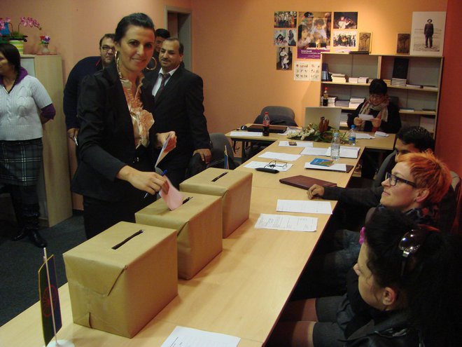 Člani Sveta romske skupnosti so leta 2012 za poklicno sekretarko izvolili Natašo Horvat (na fotografiji). FOTO: Bojan Rajšek/Delo