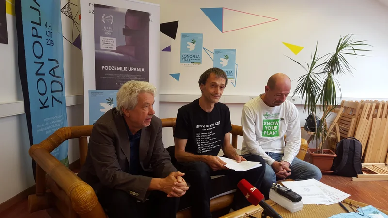 Fotografija: David Neubauer, Slavko Škvorc in Božimir Radišič vabijo na konfernco. FOTO: Borut Tavčar/Delo