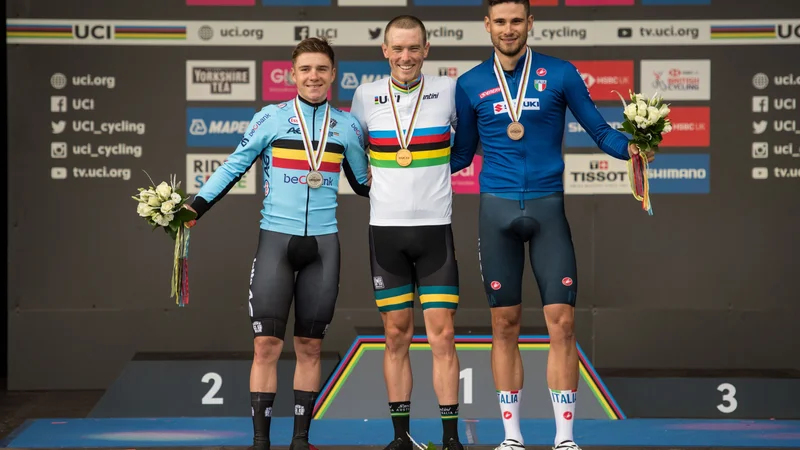 Fotografija: Na zmagovalnem odru za vožnjo na čas so se postavili srebrni Belgijec Remco Evenepoel, zlati Avstralec Rohan Dennis in bronasti Italijan Filippo Ganna. FOTO: AFP
