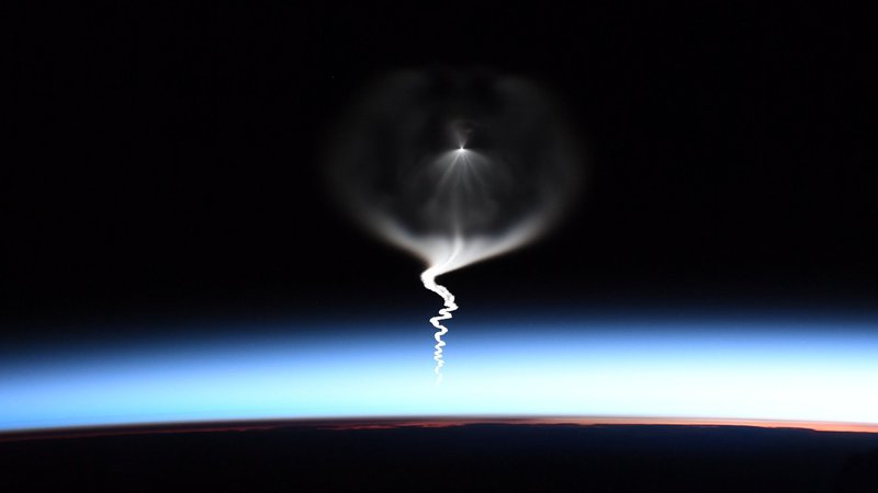 Fotografija: Astronavtka Christina Hammock Koch je v fotografski objektiv ujela čudovit prizor rakete, ki se dviga proti vesolju. FOTO: Christina Hammock Koch/Nasa