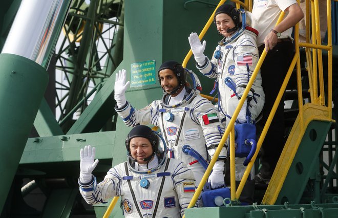 Haza Al Mansuri (na sredini), kozmonavt Oleg Skripočka in astronavtka Jessica Meir FOTO: Maxim Shipenkov/AFP