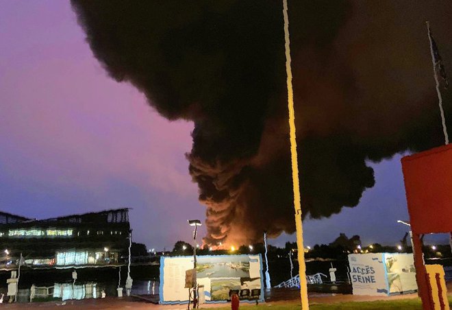 V kemični tovarni Lubrizol na zahodu Francije je zagorelo v noči na četrtek. FOTO: Jocelyn Moras/AFP