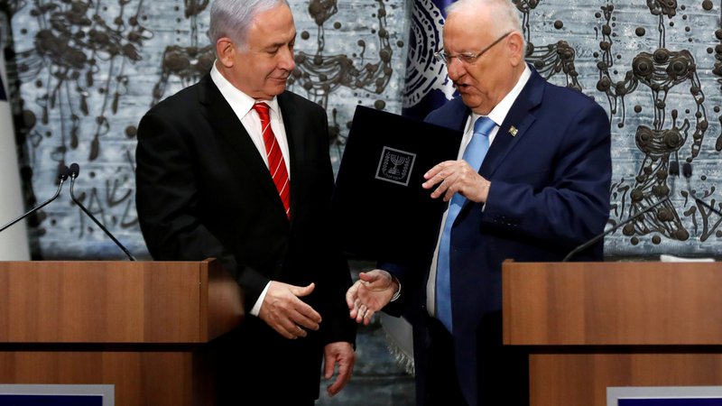 Fotografija: Izraelski predsednik Reuven Rivlin je mandat za sestavo vlade podelil Banjaminu Netanjahuju. FOTO: Ronen Zvulun/Reuters
