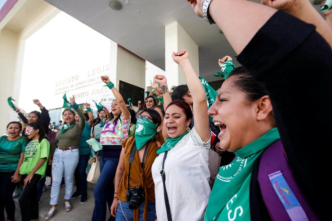 Podporniki pravice do izbire pred kongresom zvezne države Oaxaca. FOTO: Jorge Luis Plata/Reuters