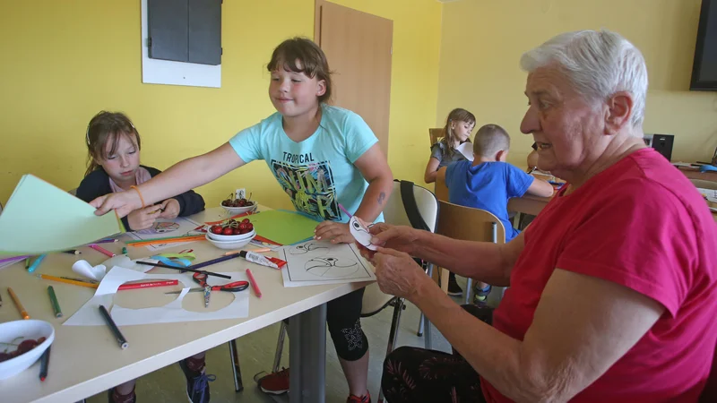Fotografija: Promocijo za poklic v zdravstveni negi bo treba začeti že v vrtcih. Foto Tadej Regent