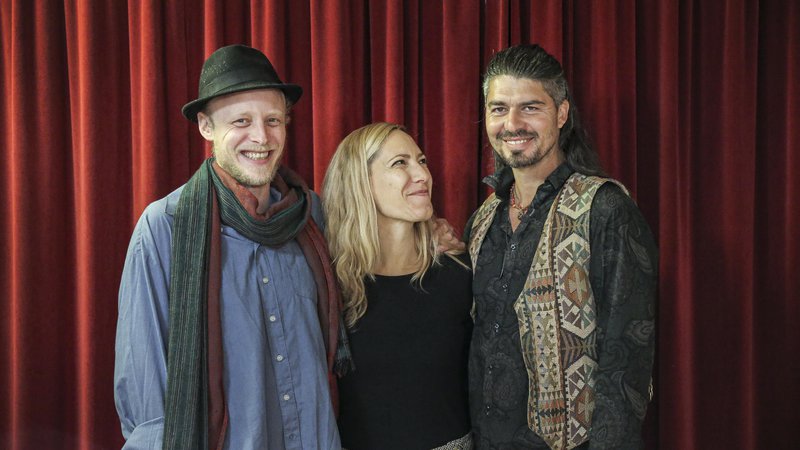 Fotografija: Wild Strings Trio so Toby Kuhn, Petra Onderufova in Aleksander Kuzmić.
Foto Jože Suhadolnik