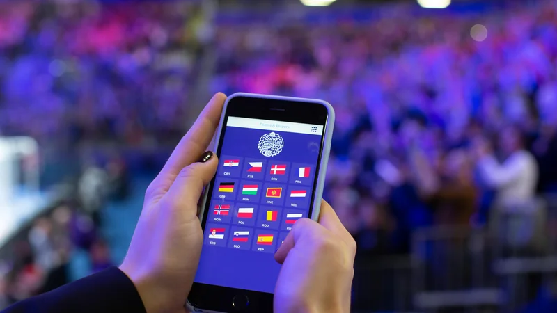 Slovenija počasi napreduje na lestvici konkurenčnosti, še najslabše smo se odrezali pri deležu gospodinjstev s pametnim telefonom. FOTO: Jure Eržen/Delo