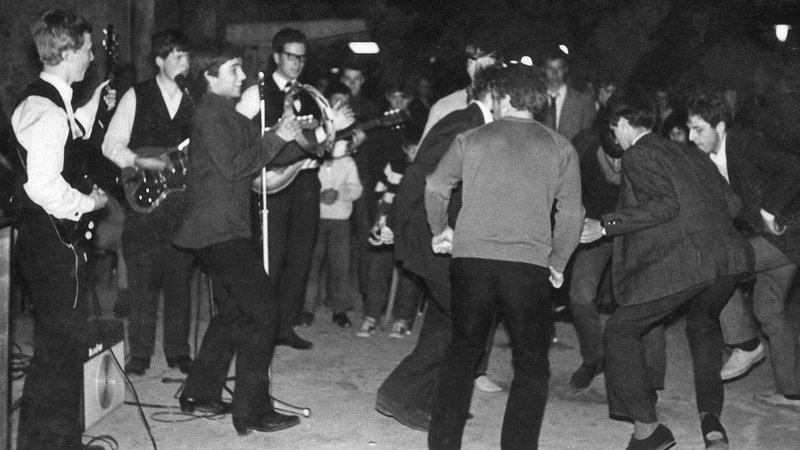 Fotografija: ◀◀ Tako so v 60. letih igrali in plesali pred znano piransko gostilno Pavel. VIR: Ladi Mljač, FOTO: Neznan