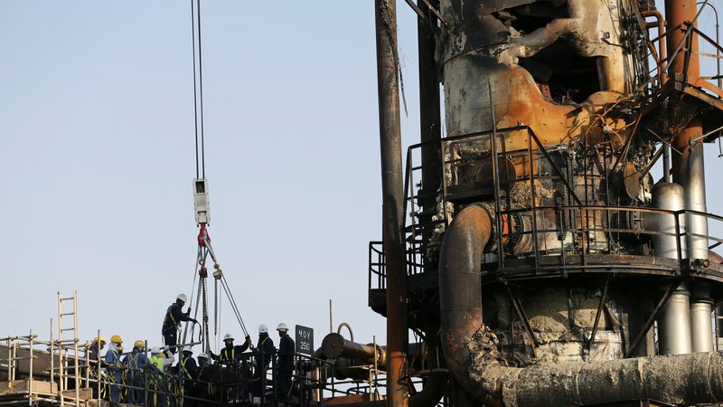Fotografija: Naftna družba Saudi Aramco hiti odpravljati škodo, ki so jo povzročili napadi z droni. Foto Reuters