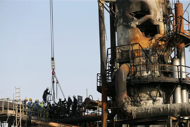 Naftna družba Saudi Aramco hiti odpravljati škodo, ki so jo povzročili napadi z droni. Foto Reuters