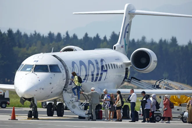 Letalo Adrie Airways na letališču Jožeta Pučnika. FOTO: Matej Družnik