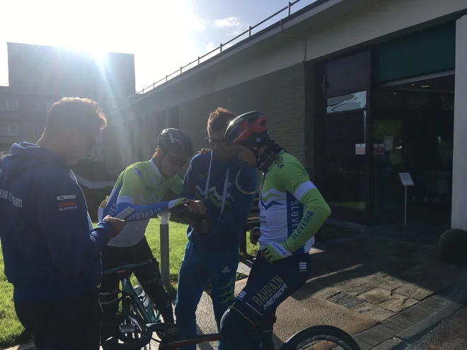 V slovenskem taboru (levo mehanik Matej Stare, ob njem Primož Roglič, Andrej Hauptman in Jan Tratnik) gre v pričakovanjih na nedeljsko cestno dirko zdaj spet vse po načrtih. FOTO: Miha Hočevar