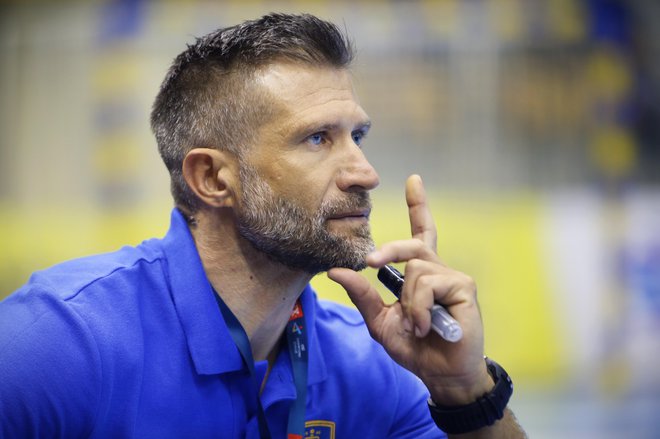 Trener Tomaž Ocvirk si obeta glasno podporo s tribun. FOTO: Jure Eržen