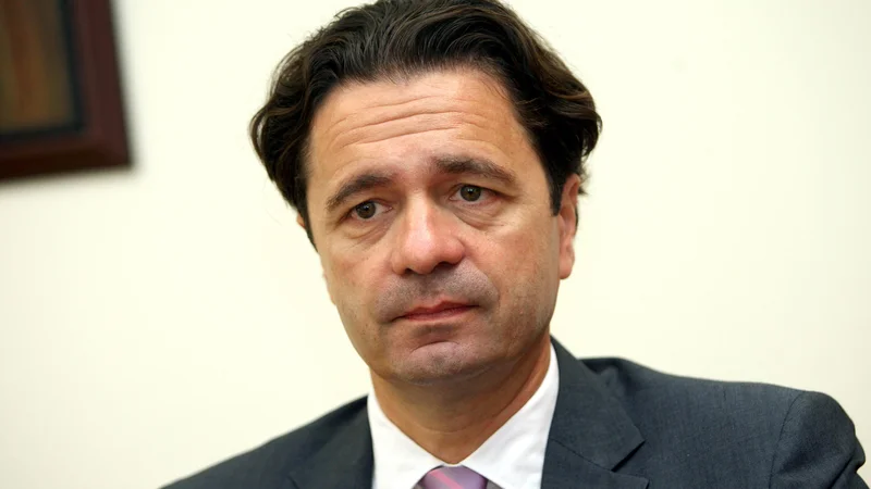 Fotografija: Denis Stroligo je poslovno pot začel na Upravi za notranje zadeve Ljubljana. Štiriletni mandat na mestu direktorja Uradnega lista bo nastopil že s 1. oktobrom 2019. FOTO: Roman Šipić/Delo