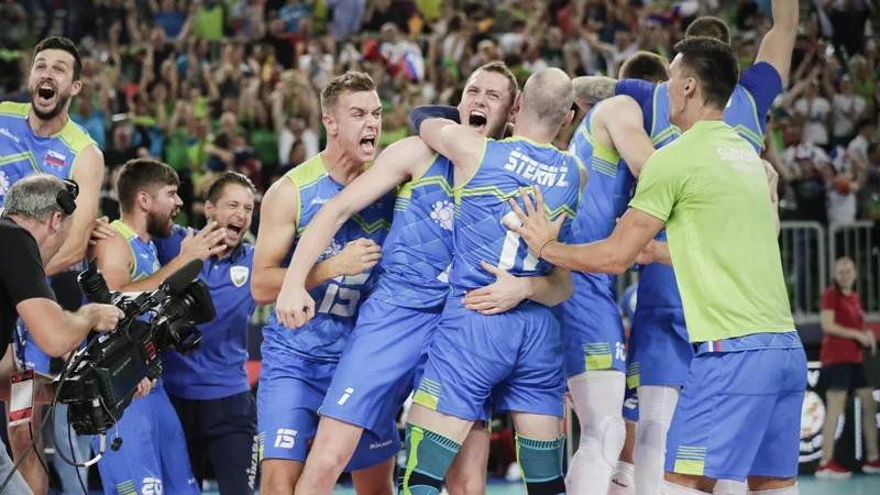 Takole so si v objem planili odbojkarji, ko so dojeli, da so Poljaki poslali žogo v mrežo, kar je Slovencem odprlo vrata v finale. FOTO: Uroš Hočevar/Delo