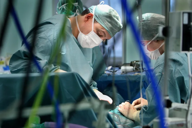 Operacija na Onkološki kliniki v Ljubljani. Slika je simbolična. FOTO: Jure Ežen/Delo