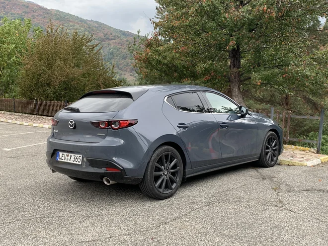 Mazda3 tekmuje z mnogimi evropskimi izdelki, pripravljena je kot kombilimuzina (na fotografiji) ali kot limuzina. Foto Blaž Kondža