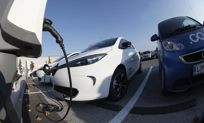 Po slovenskih cestah se bo ob koncu leta vozilo okoli 2 tisoč električnih baterijskih avtomobilov.<br />
Foto Blaž Samec