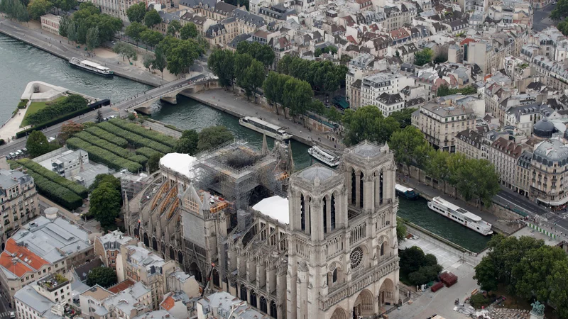 Fotografija: »Simbolika notredamske katedrale je močna,« pravi generalni vikar pariške nadškofije Benoist de Sinety, saj pripoveduje o Franciji, posebno o njeni moderni zgodovini, in tako tudi o Evropi. Foto: Reuters