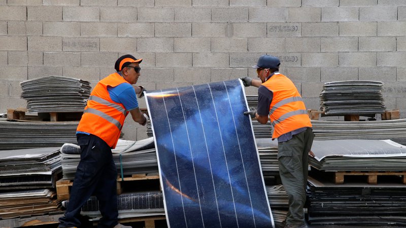 Fotografija: V Evropi se predelava odpadnih solarnih panelov že uveljavlja. FOTO: Reuters