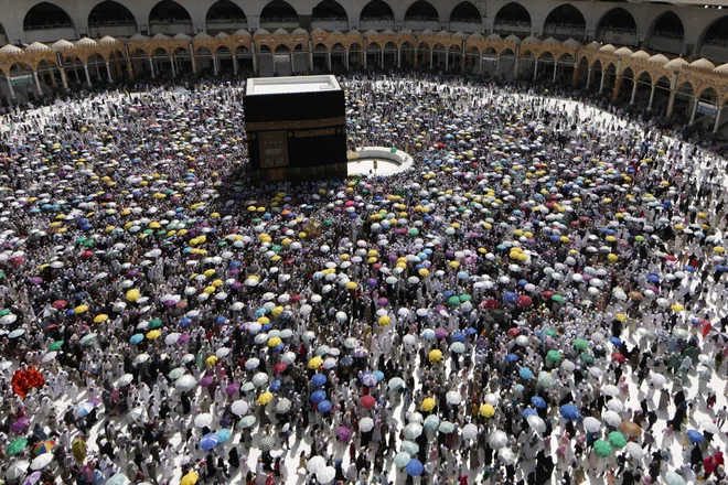 Doslej so v Savdsko Arabijo lahko potovali le muslimanski romarji, poslovneži in tuji delavci. Na sliki romarji v Meki, ki bo še naprej prepovedano mesto za nemuslimane. FOTO: Abdel Ghani Bashir/AFP